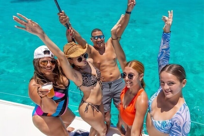 Catamaran Delight: Snorkelling, Open Bar & Buffet at Isla Mujeres!