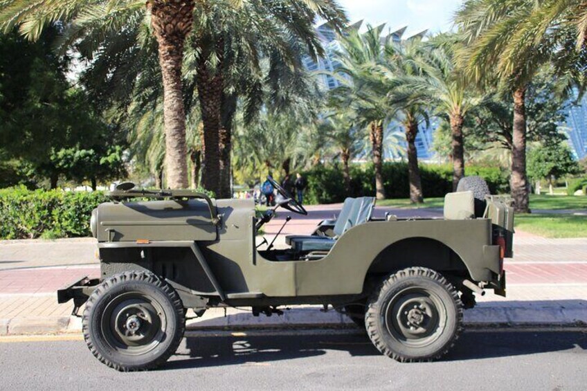 Discover the city of Valencia in an American army jeep