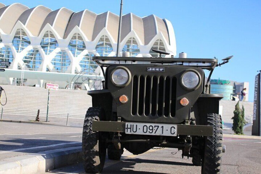 Discover the city of Valencia in an American army jeep