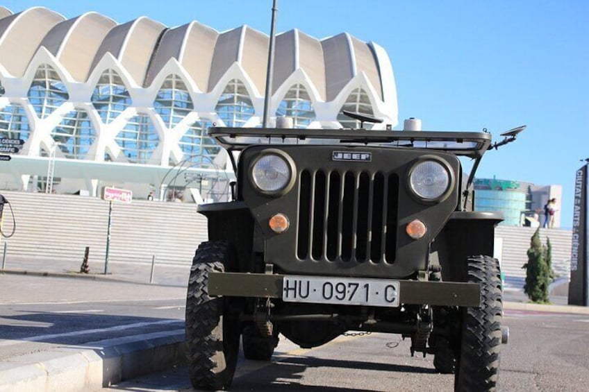Discover the city of Valencia in an American army jeep