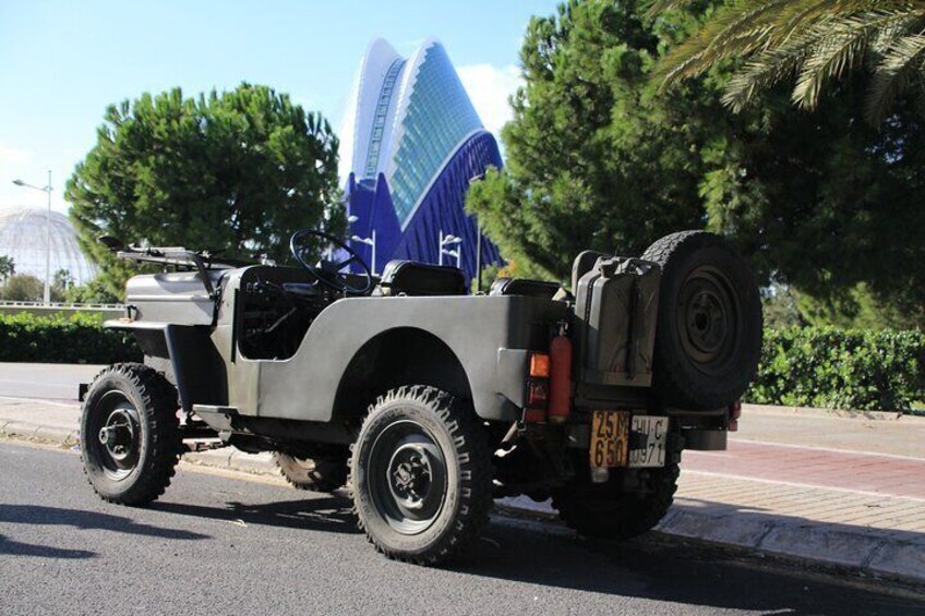 Discover the city of Valencia in an American army jeep