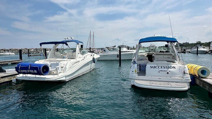 Chicago Private Boat Rental - Explore Chicago's Skyline & Waters