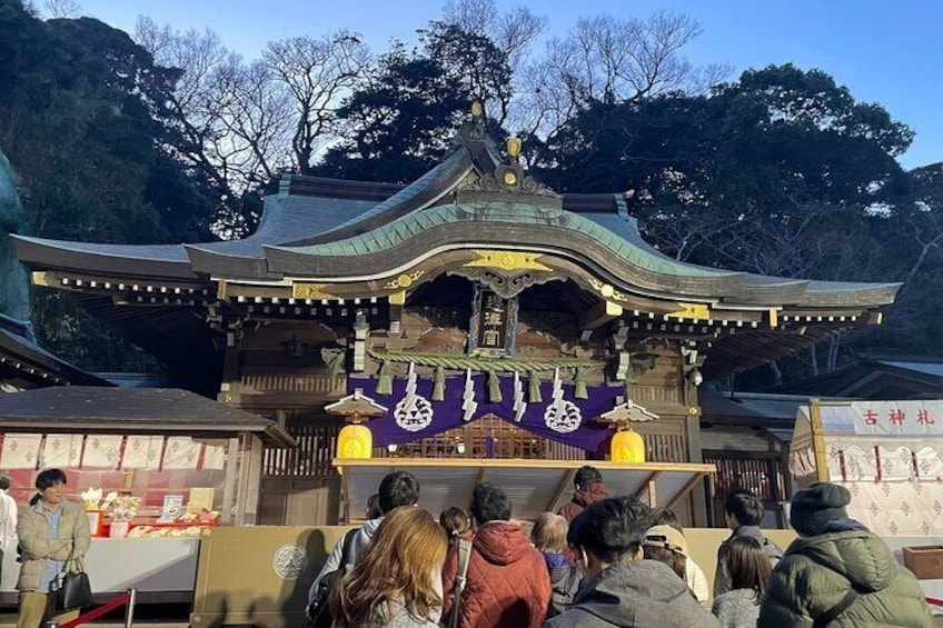 Hiking and Eating Tour in Enoshima with a Local Guide