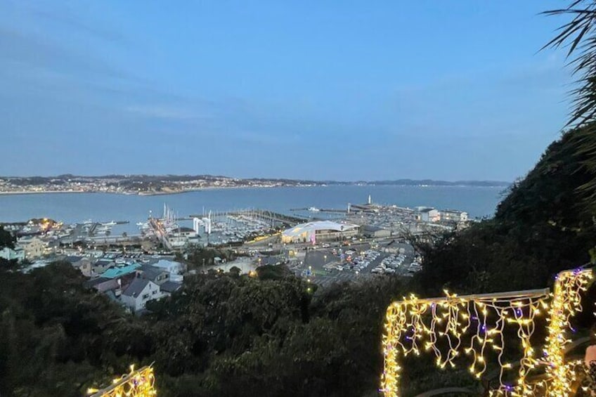 Hiking and Eating Tour in Enoshima with a Local Guide