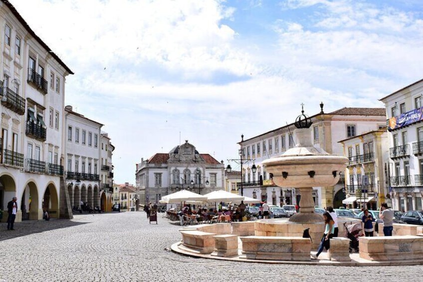 Chafariz da Praça do Giraldo fountain