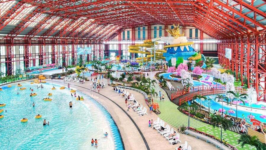 Vietnam: Mikazuki Water Park 365 and Onsen