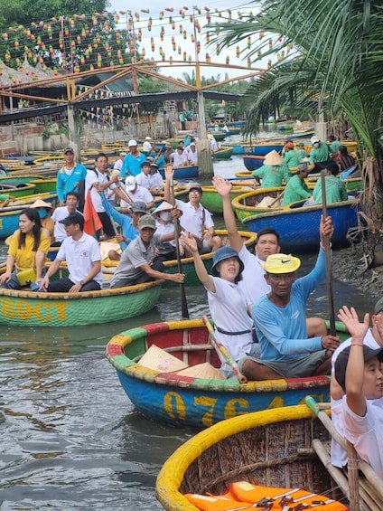 Vietnam: Coconut basket boat + enjoy coconut