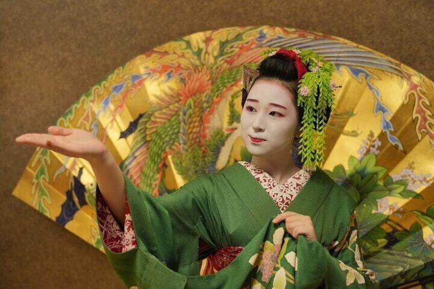 Meet a Geisha【Includes Japanese fan signed by Geisha】