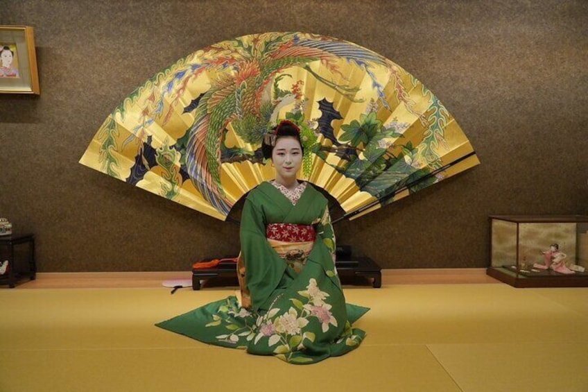 Meet a Geisha【Includes Japanese fan signed by Geisha】