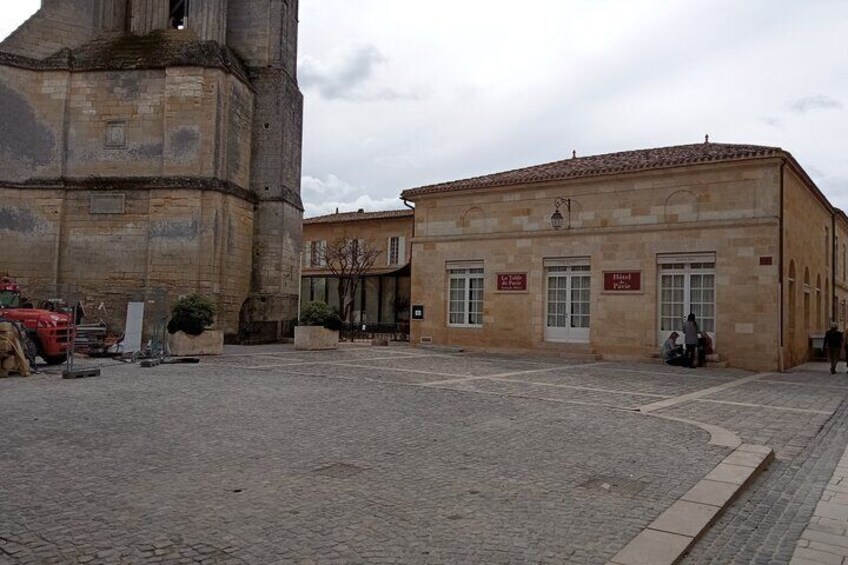 St Emilion Outdoor Escape Game in the Footsteps of Isaac Newton