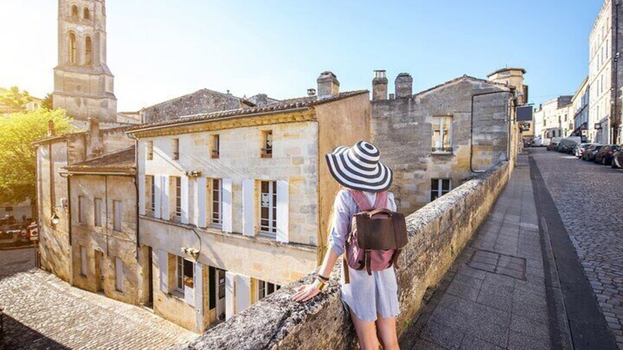 St Emilion Outdoor Escape Game in the Footsteps of Isaac Newton