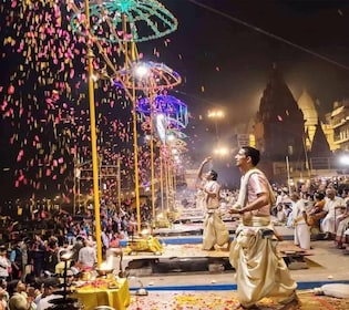 Varanasi: nachtelijke boottocht, Aarati-ceremonie en diner