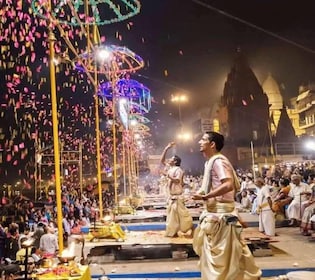 Varanasi: giro notturno in barca, cerimonia Aarati e cena
