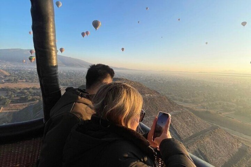 The best experience shared as a couple, enjoying a beautiful sunrise over the city of the gods, Teotihuacán!
Dare and enjoy this beautiful detail!