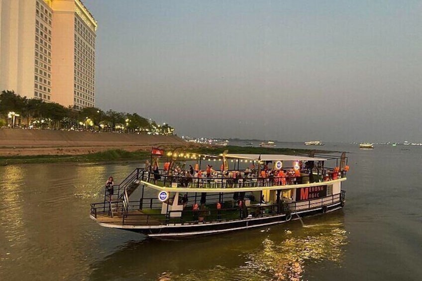 Phnom Penh Mekong Sunset Cruise: Unlimited Beer & Free BBQ Buffet