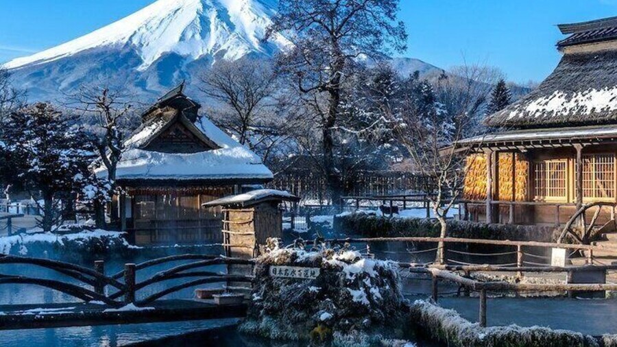 Winter wear of Oshino Hakkai