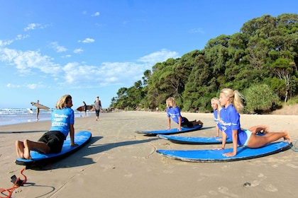 Från Byron: Halvdagstur för att lära sig surfa