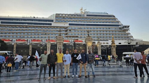 El Sokhnan satamasta: Gizan pyramidien vierailu & Niilin lounasristeily