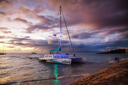 Premium zeiltocht bij zonsondergang met diner vanaf Ka'anapali Beach