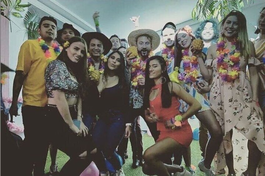 Party Tour: 6 clubs, Chiva, After Party and Rooftop