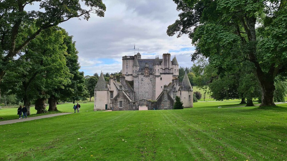 From Aberdeen: Castles, Whisky and Food Tasting Tour