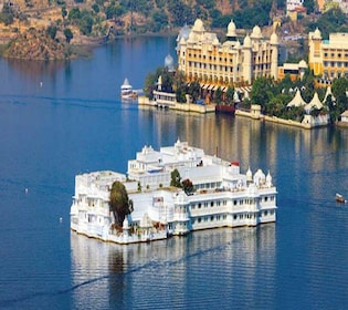 Lake Pichola: Evening Boat ride with Private Transfers