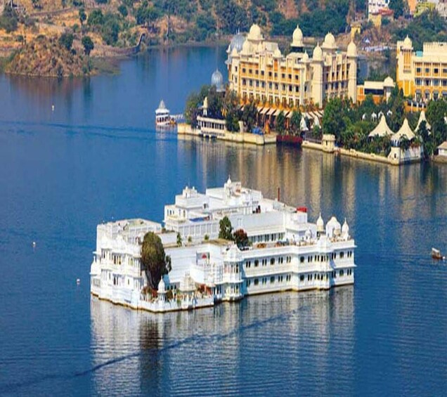 Lake Pichola: Evening Boat ride with Private Transfers