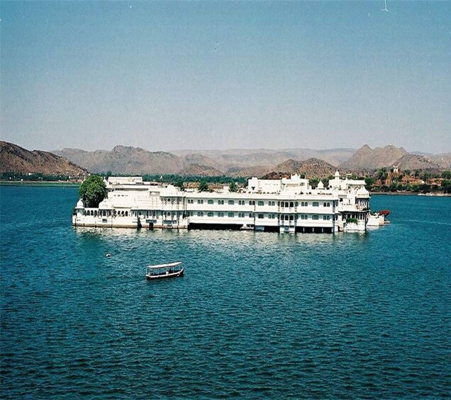 Picture 1 for Activity Lake Pichola: Evening Boat ride with Private Transfers