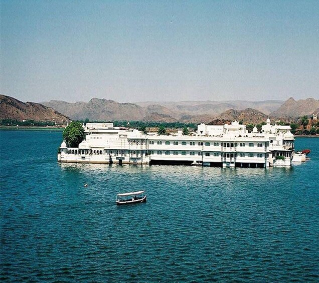 Picture 1 for Activity Lake Pichola: Evening Boat ride with Private Transfers