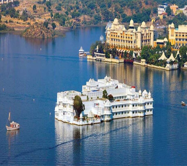 Lake Pichola: Evening Boat ride with Private Transfers