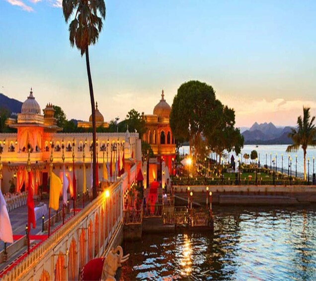 Picture 2 for Activity Lake Pichola: Evening Boat ride with Private Transfers