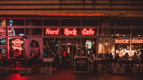 Varsovia: Comida o Cena en Hard Rock Cafe con Skip-the-Line