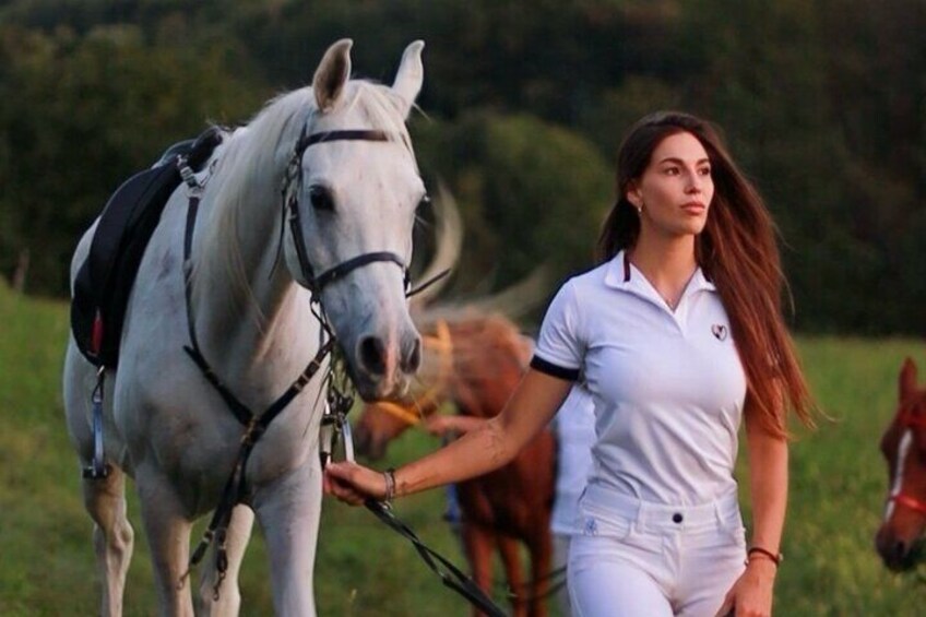 Horseback riding for experts between the lake and the mountains