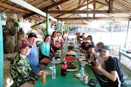 Coron Island Escapade Group Tour with Island Lunch