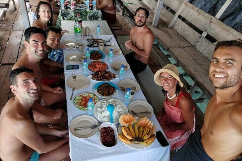 Coron Island Escapade Group Tour with Island Lunch