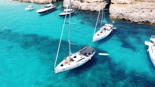 Malta: Noleggio privato di un'intera giornata sullo yacht a vela Mowgli