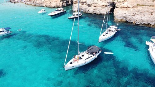 Malta: Noleggio privato di un'intera giornata sullo yacht a vela Mowgli