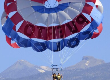 テネリフェ南ボートでパラセーリング