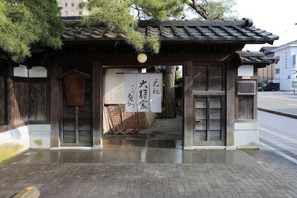 Half-day Kanazawa Tour, Omicho Market, Ohi Museum & Sushi-making
