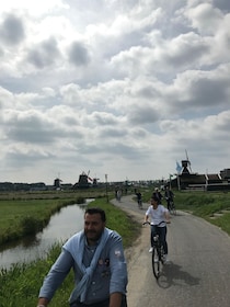 Amsterdam: Zaanse Schans Windmills Bike Tour with Guide