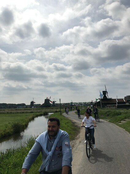 Amsterdam: Zaanse Schans Windmills Bike Tour with Guide