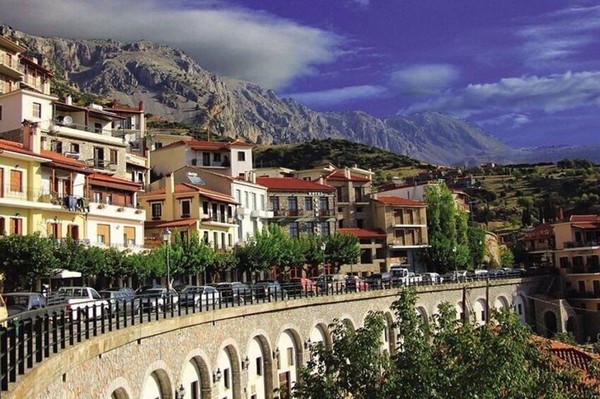 Mercedes Private Full Day Tour to Meteora-Thermopylae- Delphi