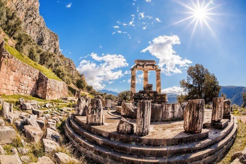 Mercedes Private Full-Day Tour from Athens to Delphi and Arachova 