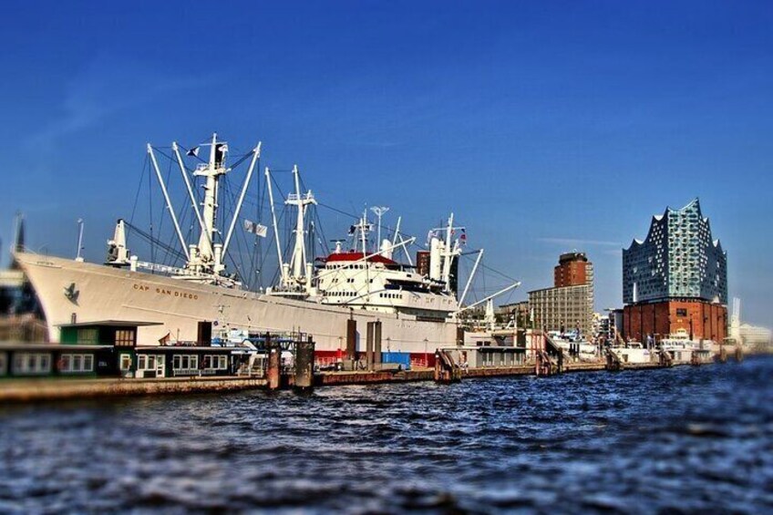 The Kiez Captain city tour of Hamburg to the Speicherstadt