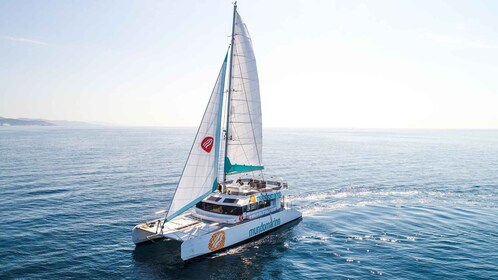 Malaga: catamaranzeilcruise met zwemmen en optionele DJ