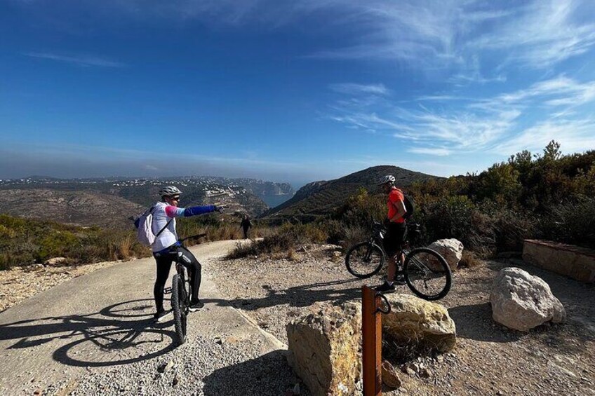 Guided one-day tour with eBike and Kayak in Granadella Moraig