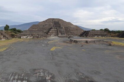 Teotihuacan Pyramids, leaving CDMX VIP