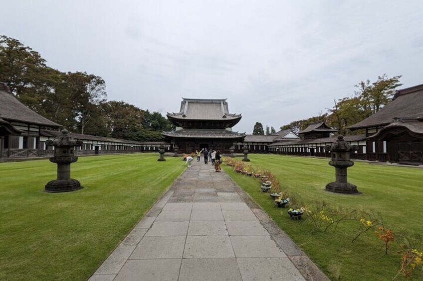 Tateyama Snow Walls and Zuiryuji Temple Tour From Kanazawa