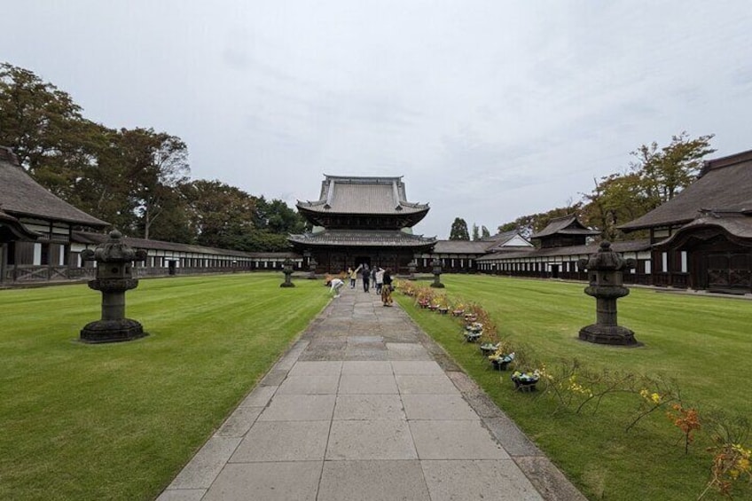 Tateyama Snow Walls and Zuiryuji Temple Tour From Kanazawa
