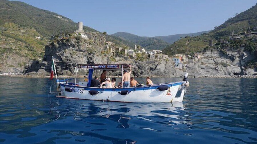 Morning Boat Tour to Cinque Terre with breakfast and brunch